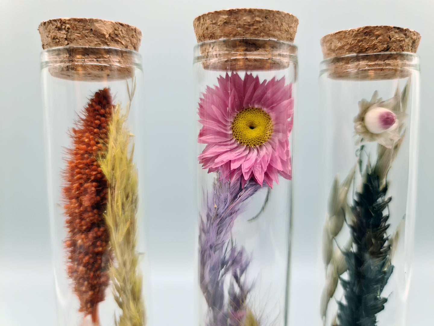 Bloemenbuisjes op houten standje ✿